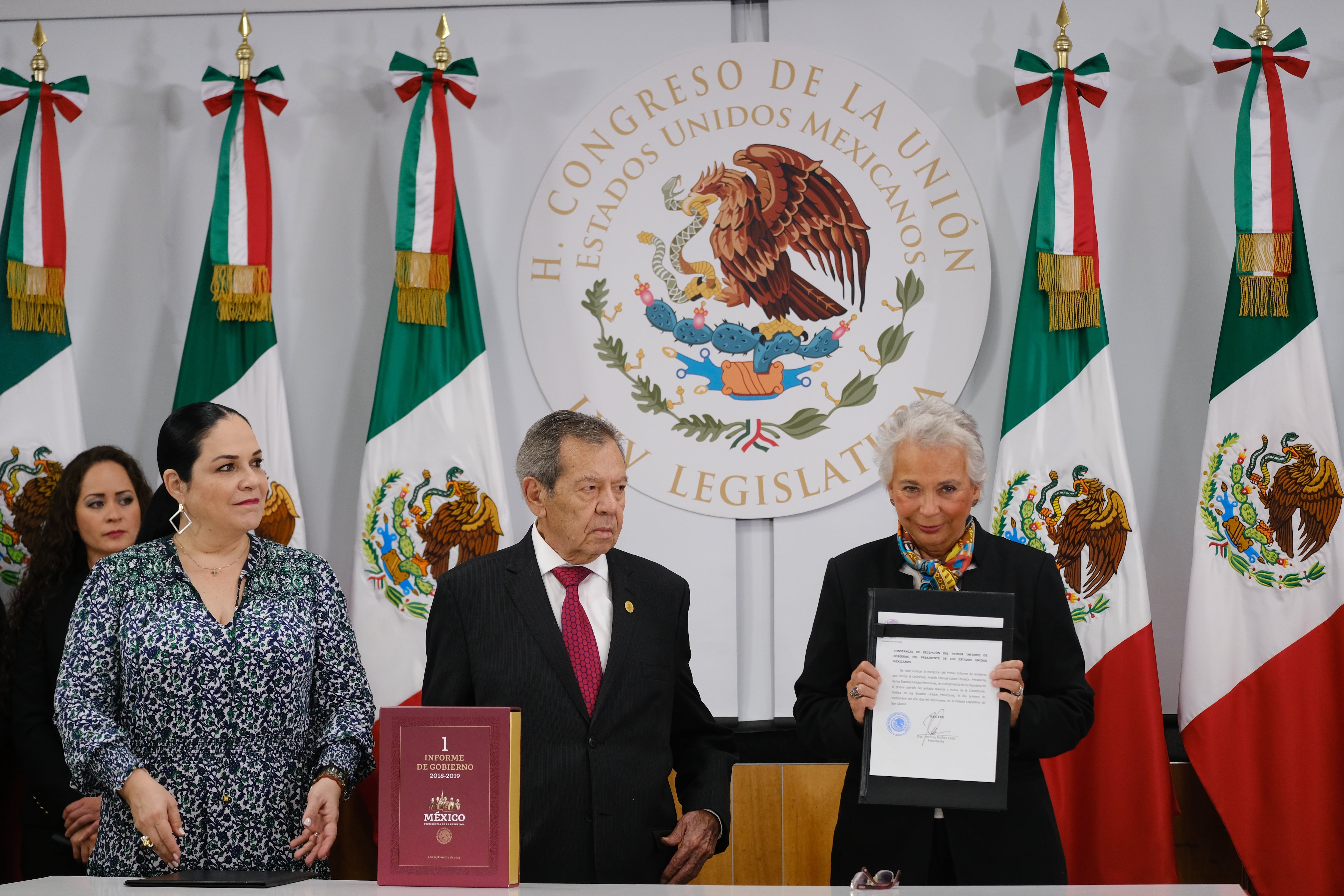 Porfirio Muñoz Ledo recibió el informe de gobierno de AMLO de manos de la secetaria de Gobernación, Olga Sánchez Cordero.