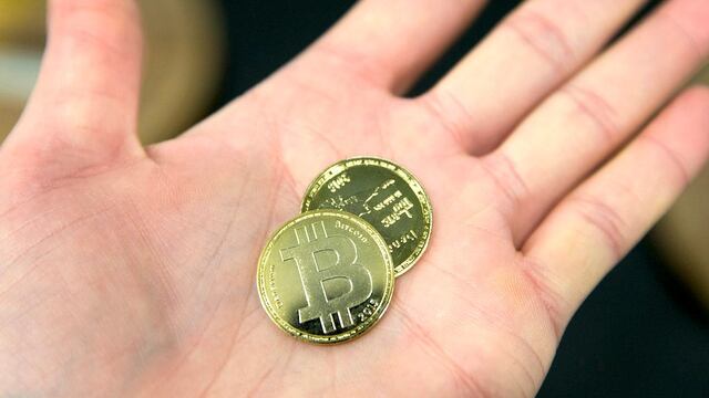 Representaciones físicas de la criptomoneda digital Bitcoin.