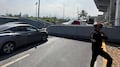 Puente peatonal cae sobre un automóvil en Monterrey: el conductor salió ileso