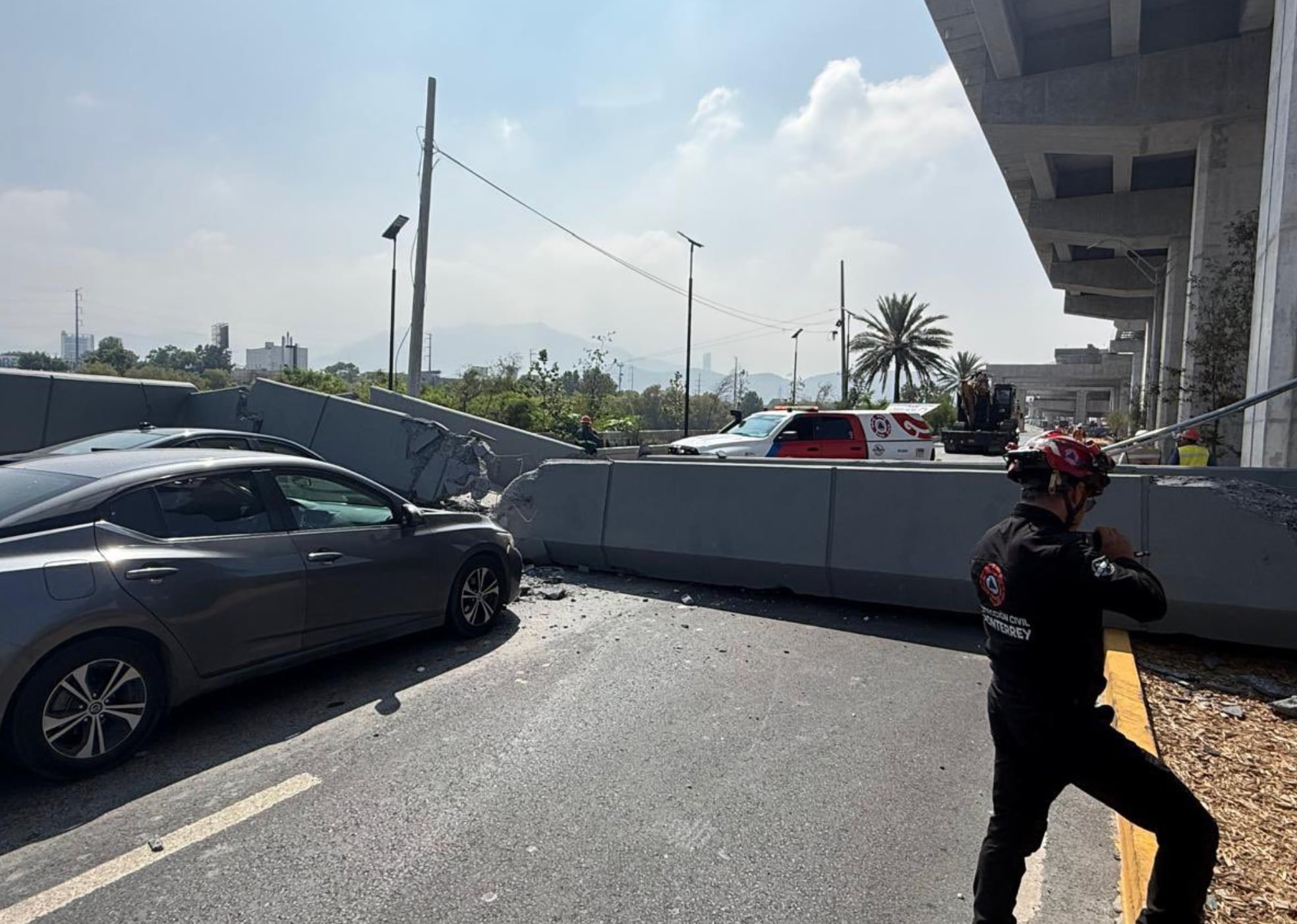 Colapsa puente peatonal en Monterrey