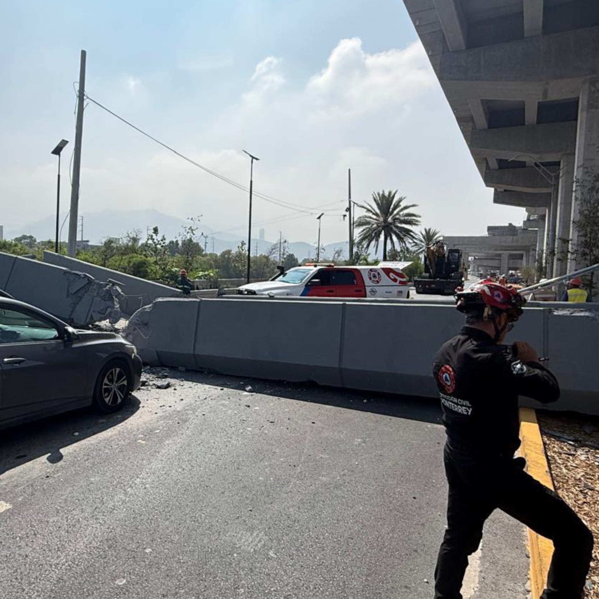 Puente peatonal cae sobre un automóvil en Monterrey: el conductor salió ileso