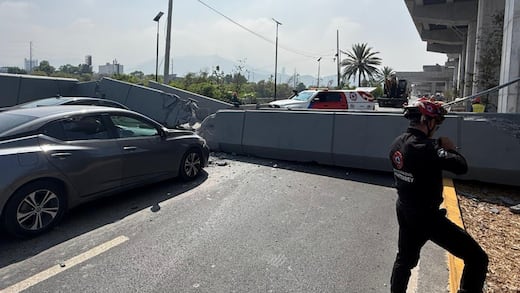 Puente peatonal cae sobre un automóvil en Monterrey: el conductor salió ileso