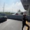 Puente peatonal cae sobre un automóvil en Monterrey: el conductor salió ileso