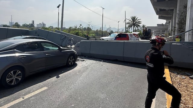 Colapsa puente peatonal en Monterrey