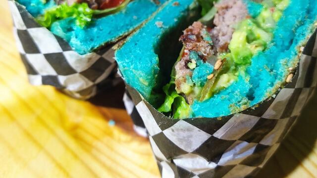 Restaurante de Querétaro lanza hamburguesas de colores