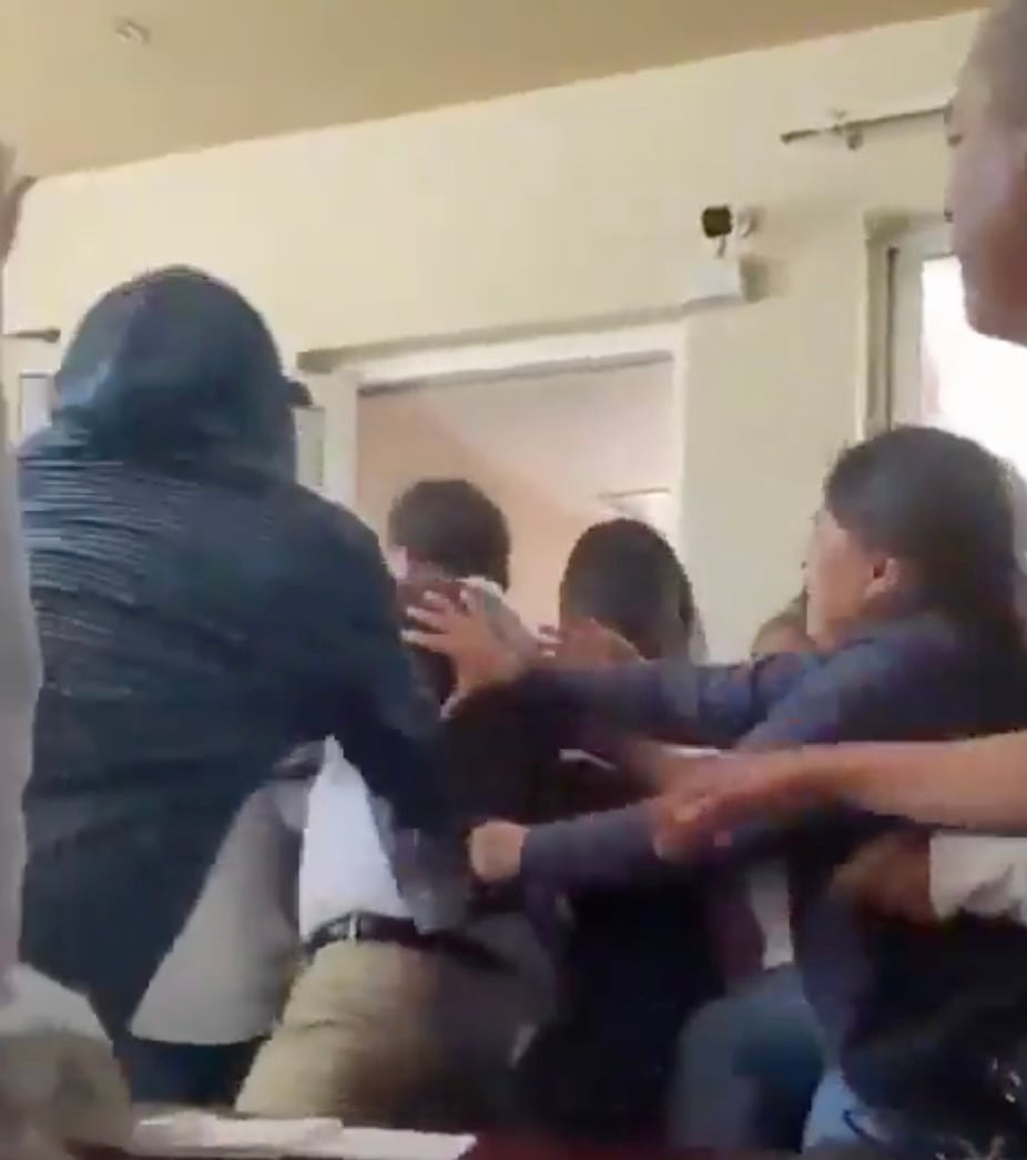 Pobladores sacan a golpes y empujones a alcalde de San Salvador, Hidalgo