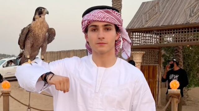 Adrián Sandoval en video con halcón