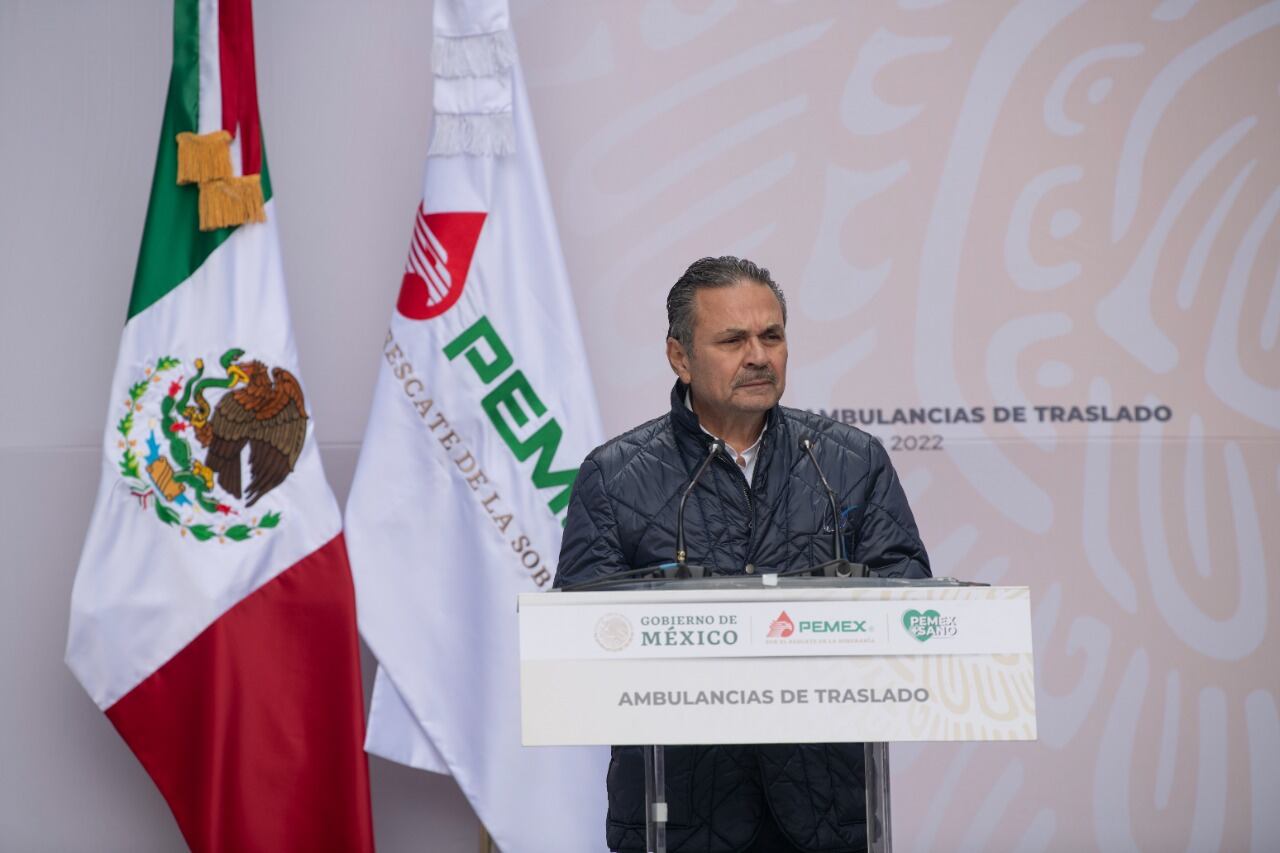Director de Pemex en la entrega de ambulancias