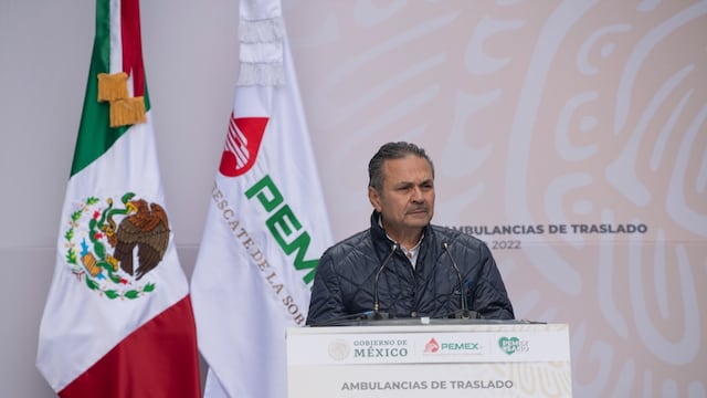 Director de Pemex en la entrega de ambulancias