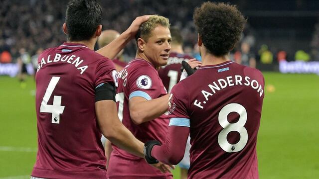 Chicharito en un duelo con los Hammers.
