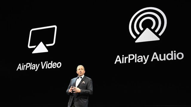Tim Alessi, Director Senior de marketing habla sobre Apple AirPlay en la conferencia de LG Electronics.