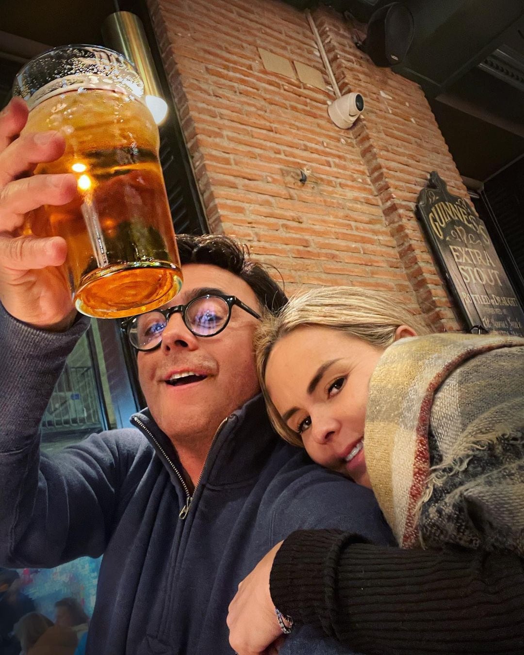 Adal Ramones y su esposa Karla de la Mora