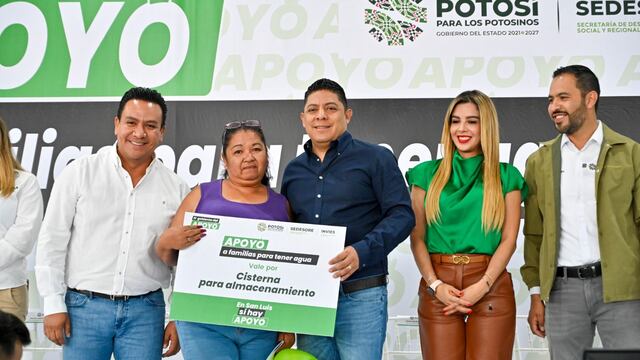 Ricardo Gallardo entrega cisternas en San Luis Poto