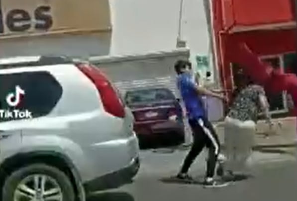 Riña en Escobedo: Joven golpea a una mujer
