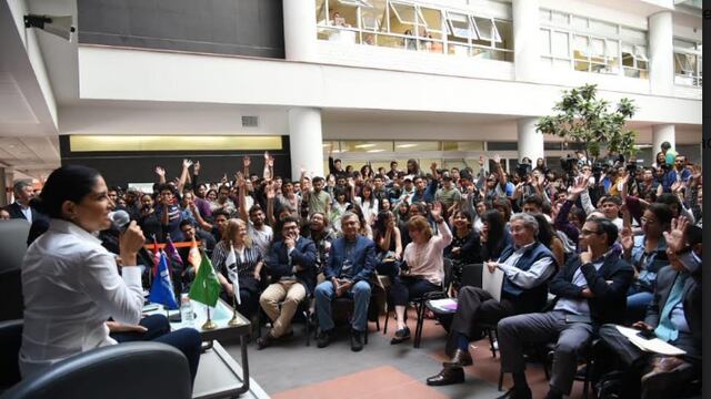 Les reiteró su propuesta de abrir el 10 por ciento de las plazas en el gobierno capitalino para que los jóvenes aporten sus ideas y conocimientos.