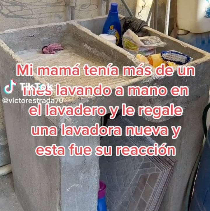 Le regala una lavadora a su mamá