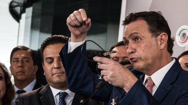 Mauricio Kuri muestra a los medios el micrófono hallado en sus instalaciones