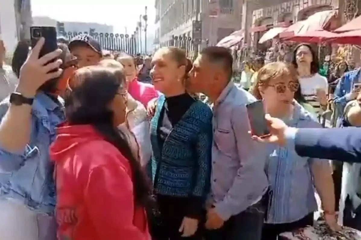 Presidenta Claudia Sheinbaum sufre acoso en el Zócalo de la CDMX