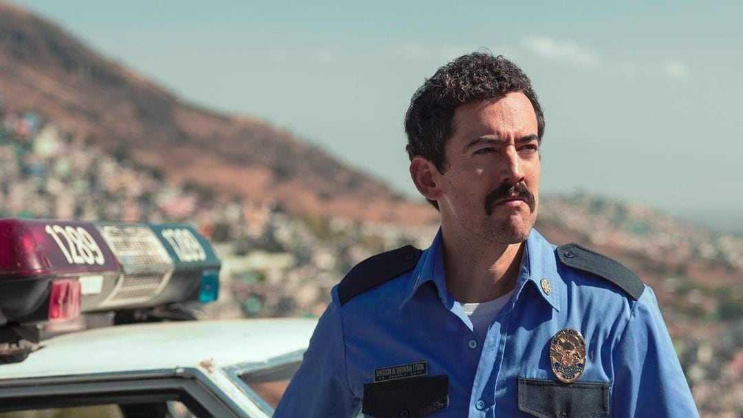 Luis Gerardo Méndez presume su panza en ‘Narcos México’: “Es 100% real” (VIDEO)