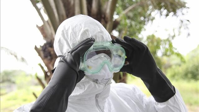 (EFE) Los médicos y enfermeros que entran en contacto con los enfermos, deben portar un equipo especial para evitar el contagio por Ébola