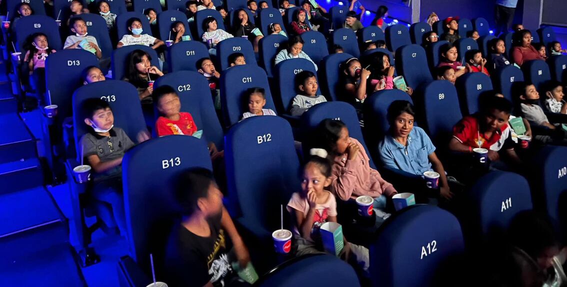 Maestra lleva a sus alumnos a ver Mario Bros