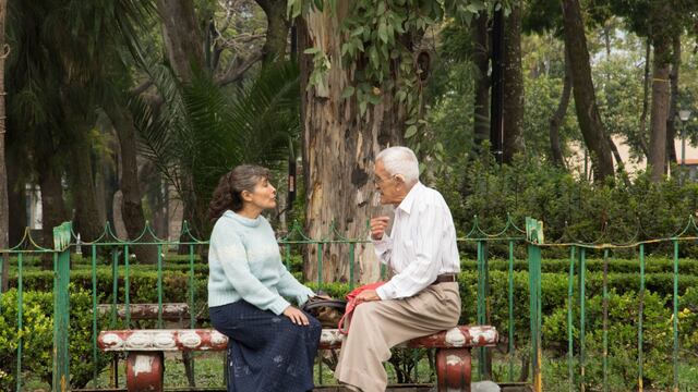 Pareja de adultos de la tercera edad en la plaza de la Ciudadela