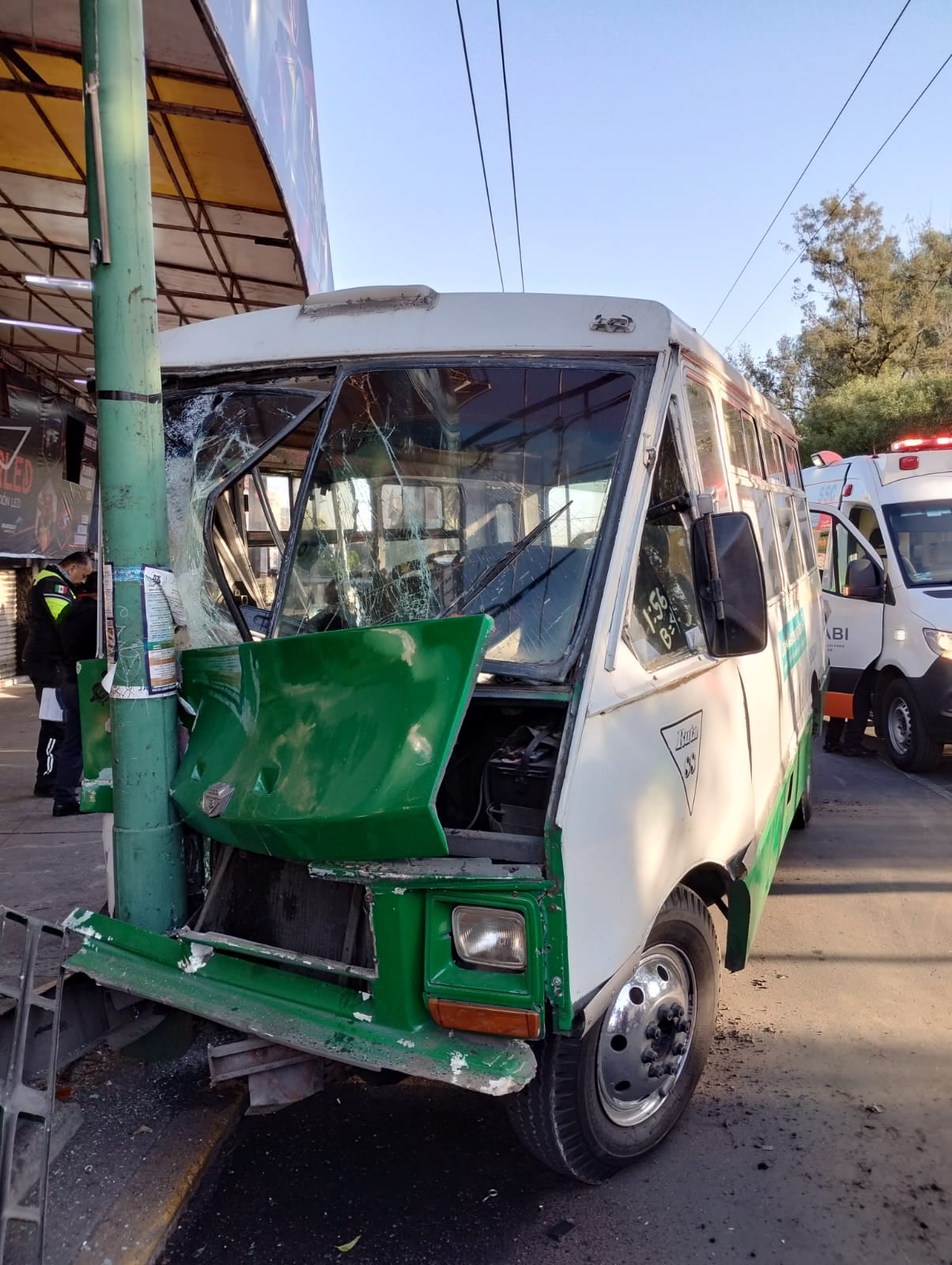 Choca microbús contra poste en la alcaldía de Gustavo A. Madero