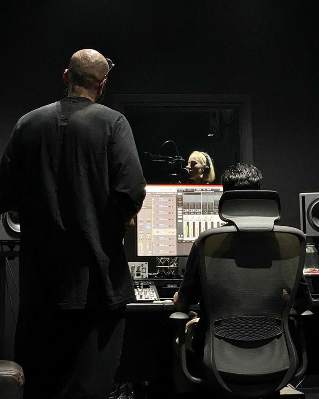 Kelly Medanie grabando con Babo de Cartel de Santa.