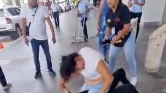 Dos mujeres "jaladoras de taxis piratas" fueron grabadas peleando en Aeropuerto Internacional de Cancún