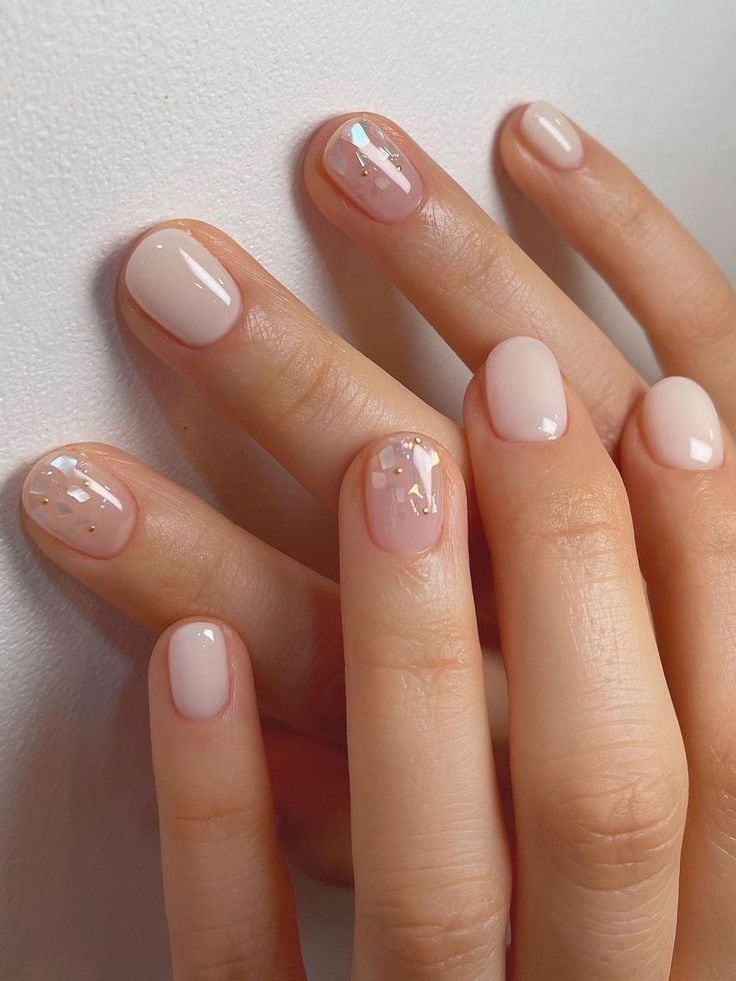 Modelos de uñas tendencia para el 2024: Clean nails