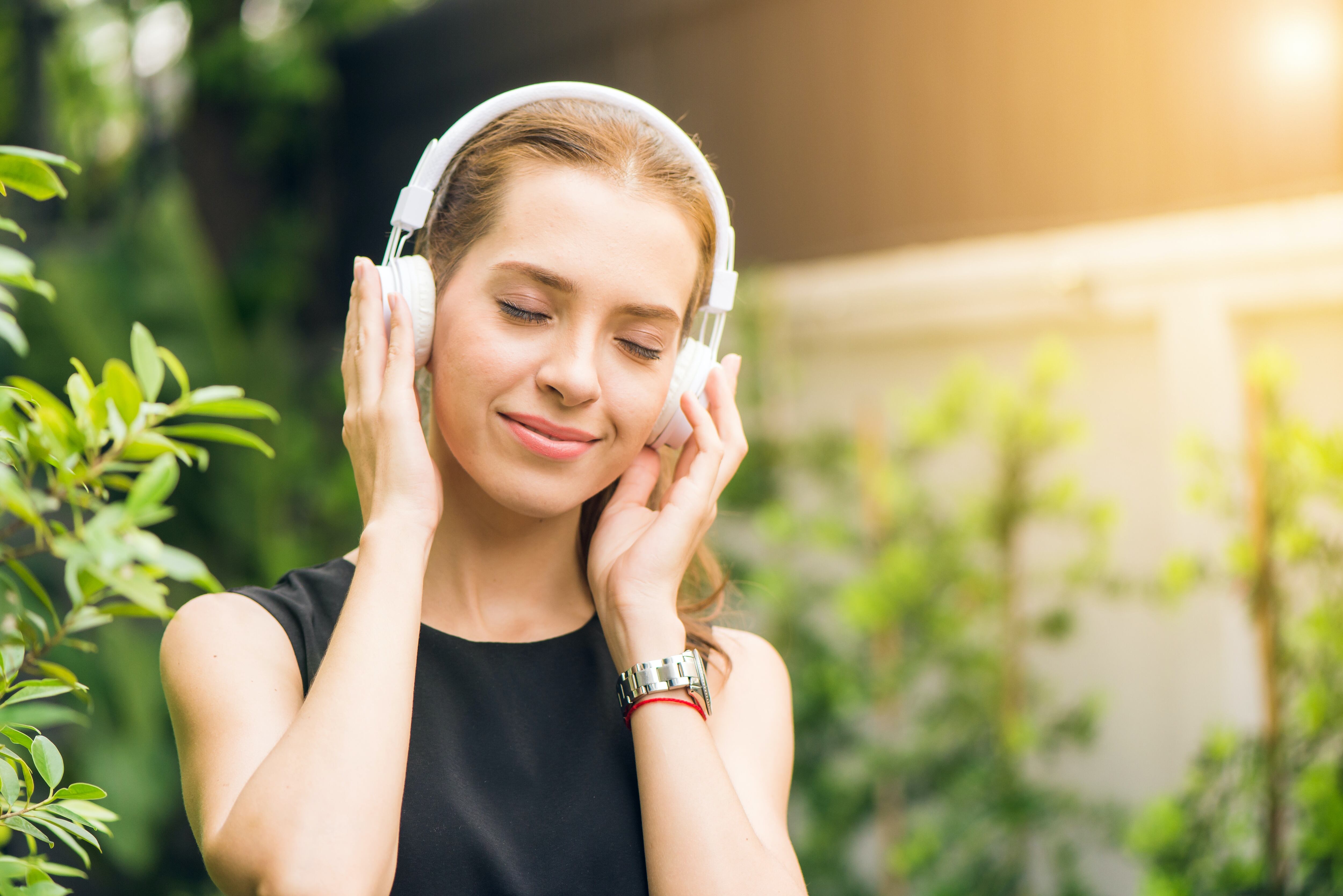 Mujer escuchando música