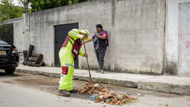 Pablo Gutiérrez encabeza operativo para recuperar espacios públicos en Cancún.