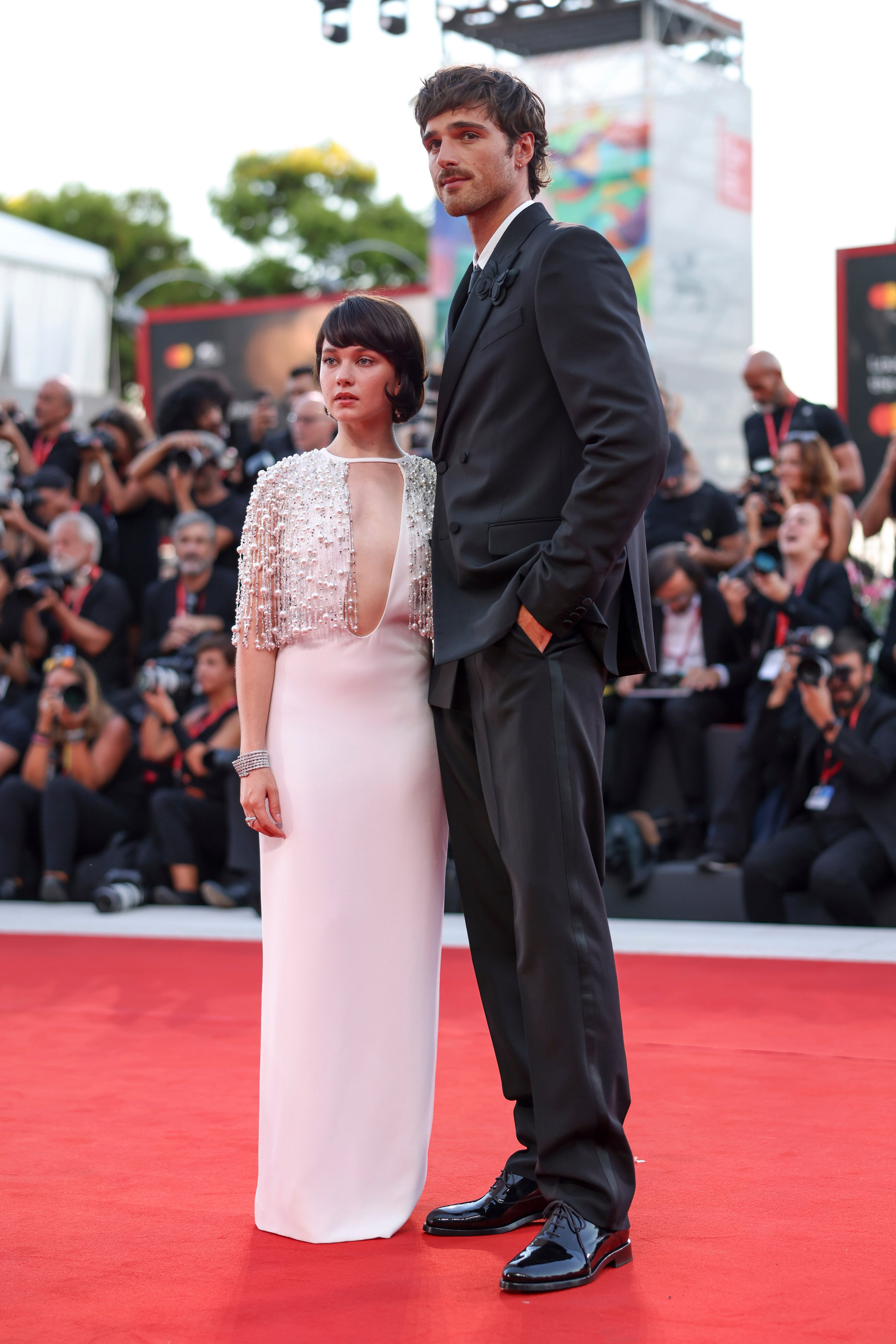 ¿Cuánto mide? La estatura de Jacob Elordi intriga al verlo junto a Cailee Spaeny en premiere de Priscilla de Sofia Coppola