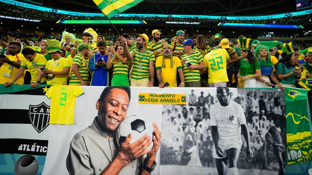 Fans de Brasil muestran manta en apoyo a Pelé.