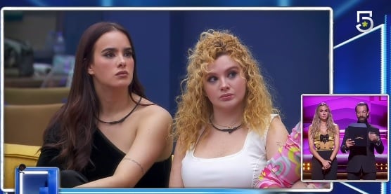 Gala Montes y Briggitte mientras escuchan el comunicado de la jefa en La Casa de los Famosos México 2024.