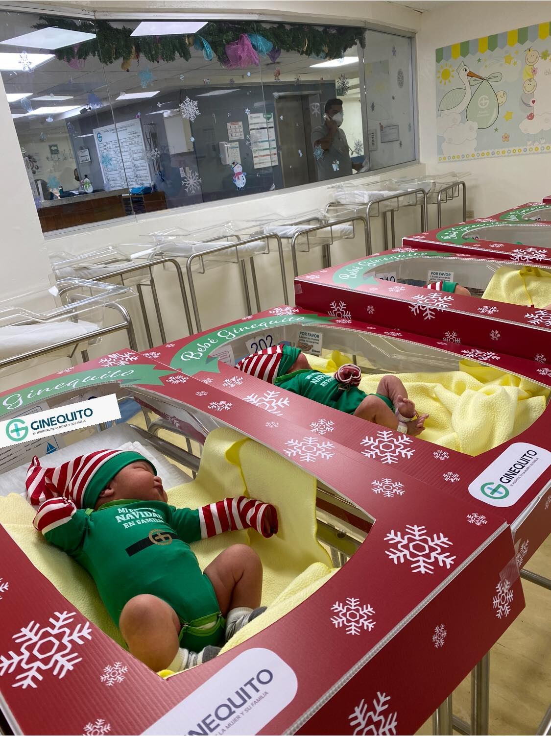Bebés vestidos de elfos de Navidad