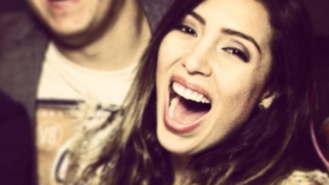 Conductora de la televisión venezolana riendo en apoyo a mujeres turcas