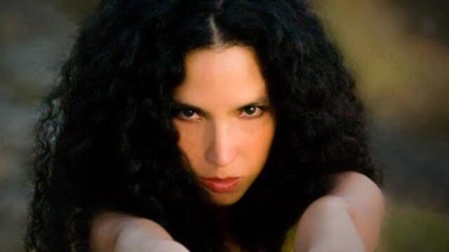 Tania se desarrolla profesionalmente como pianista, compositora y cantante.