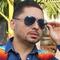 Larry Hernández arranca con hilo el diente de su hija