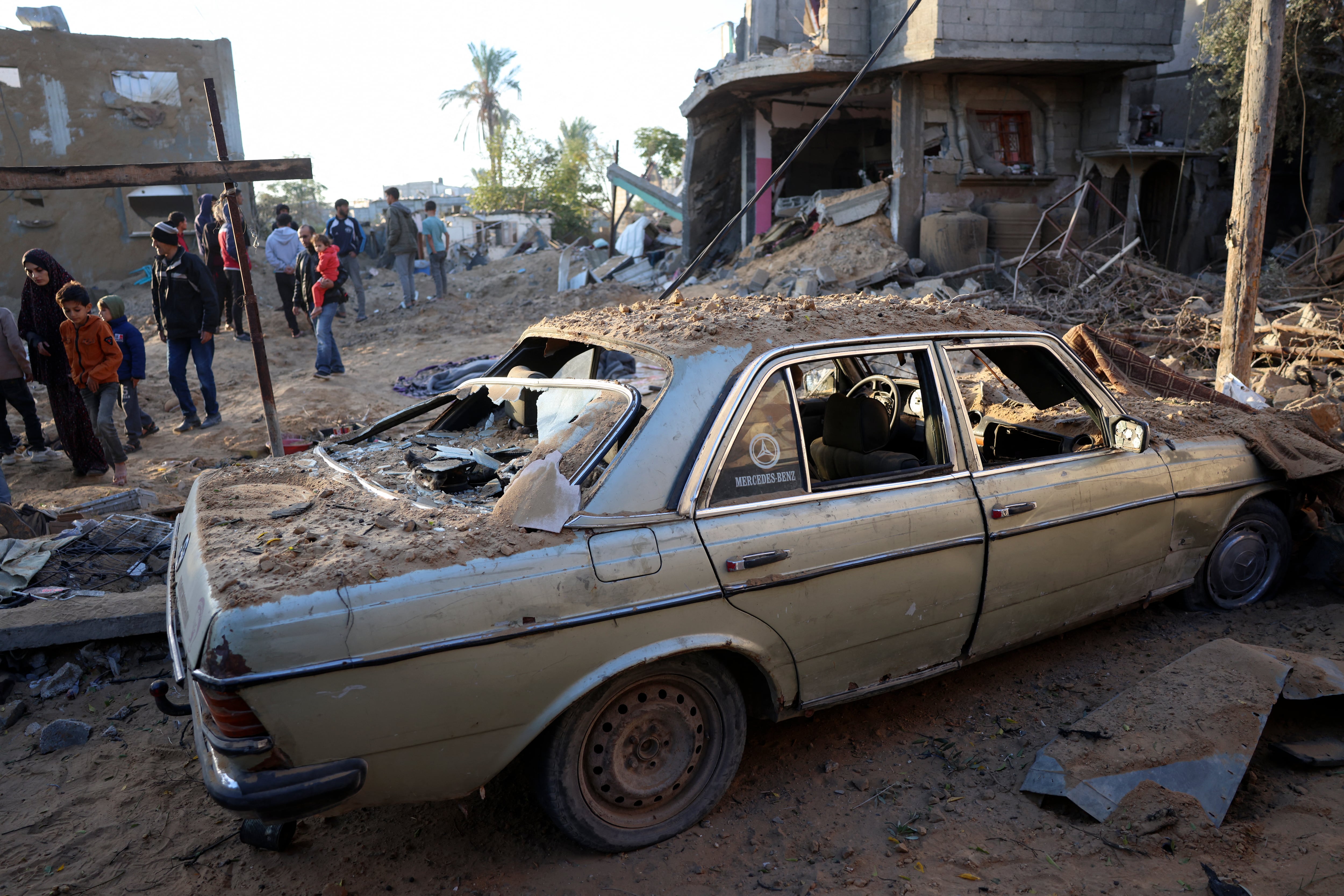 Israel bombardea Jan Yunis, al sur de Gaza.