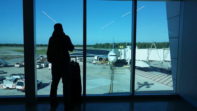 El presidente Andrés Manuel López Obrador informó que varios lugares estratégicos de Quintana Roo, entre ellos el aeropuerto de Cancún, es vigilado por la delincuencia organizada.