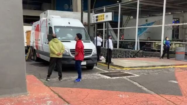 Fans de Cruz Azul fueron a reclamar hasta la camioneta del VAR por el arbitraje.