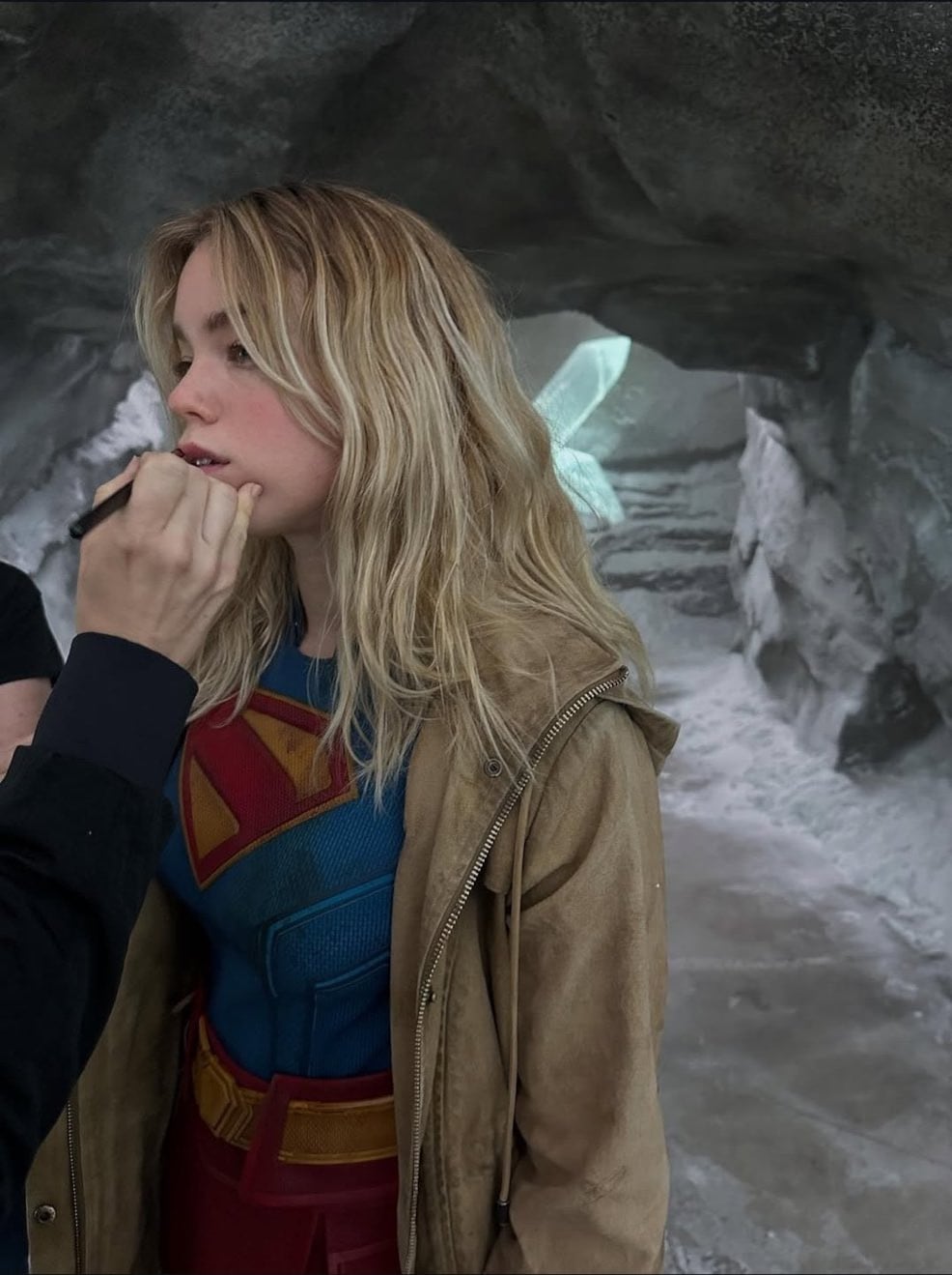 Millie Alcock como Supergirl