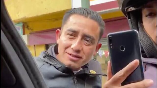 Los agentes aparentemente detuvieron a la pareja sin ningún motivo.