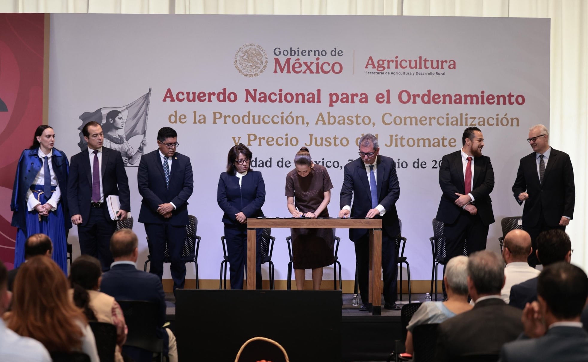Sheinbaum pacta acciones para garantizar abasto y precio del jitomate