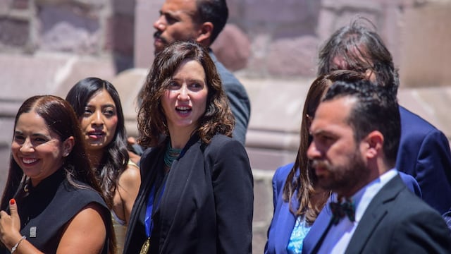 En medio de un gran dispositivo de seguridad un grupo de manifestantes protestó frente al Palacio Legislativo donde la presidenta de la comunidad de Madrid, Isabel Díaz Ayuso, recibió la medalla al Mérito Cívico por parte del Congreso del Estado