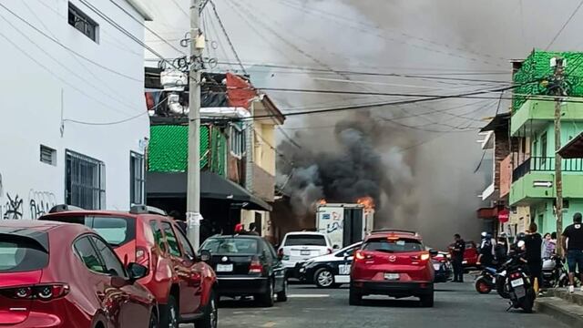 Queman tiendas y vehículos en Uruapan, Michoacán