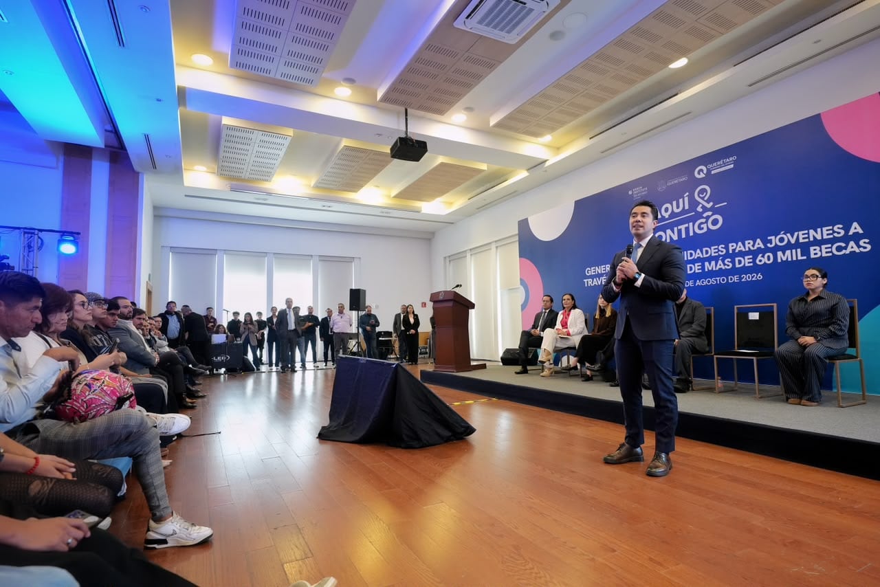 Querétaro ofrece 60 mil becas para jóvenes en tecnología.