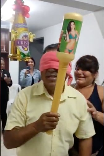 Señor quería romper la piñata y terminó dándole un palazo a un invitado
