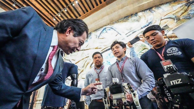 Mario Delgado lanza plataforma digital de la SEP para trámites profesionales.